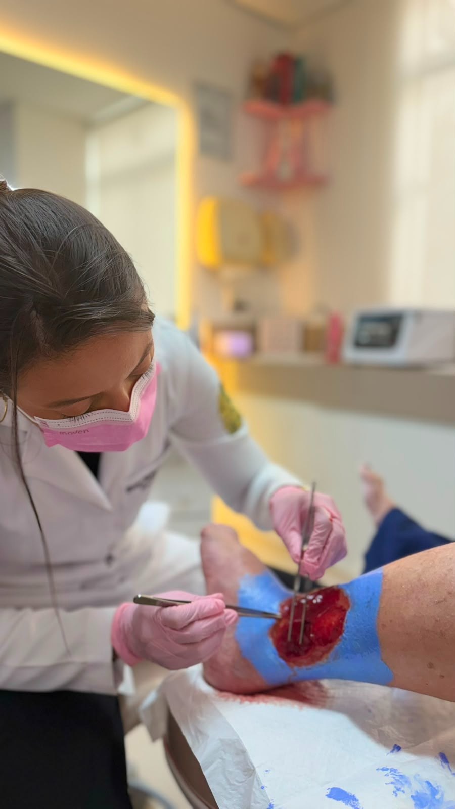 Bruna aplicando laserterapia